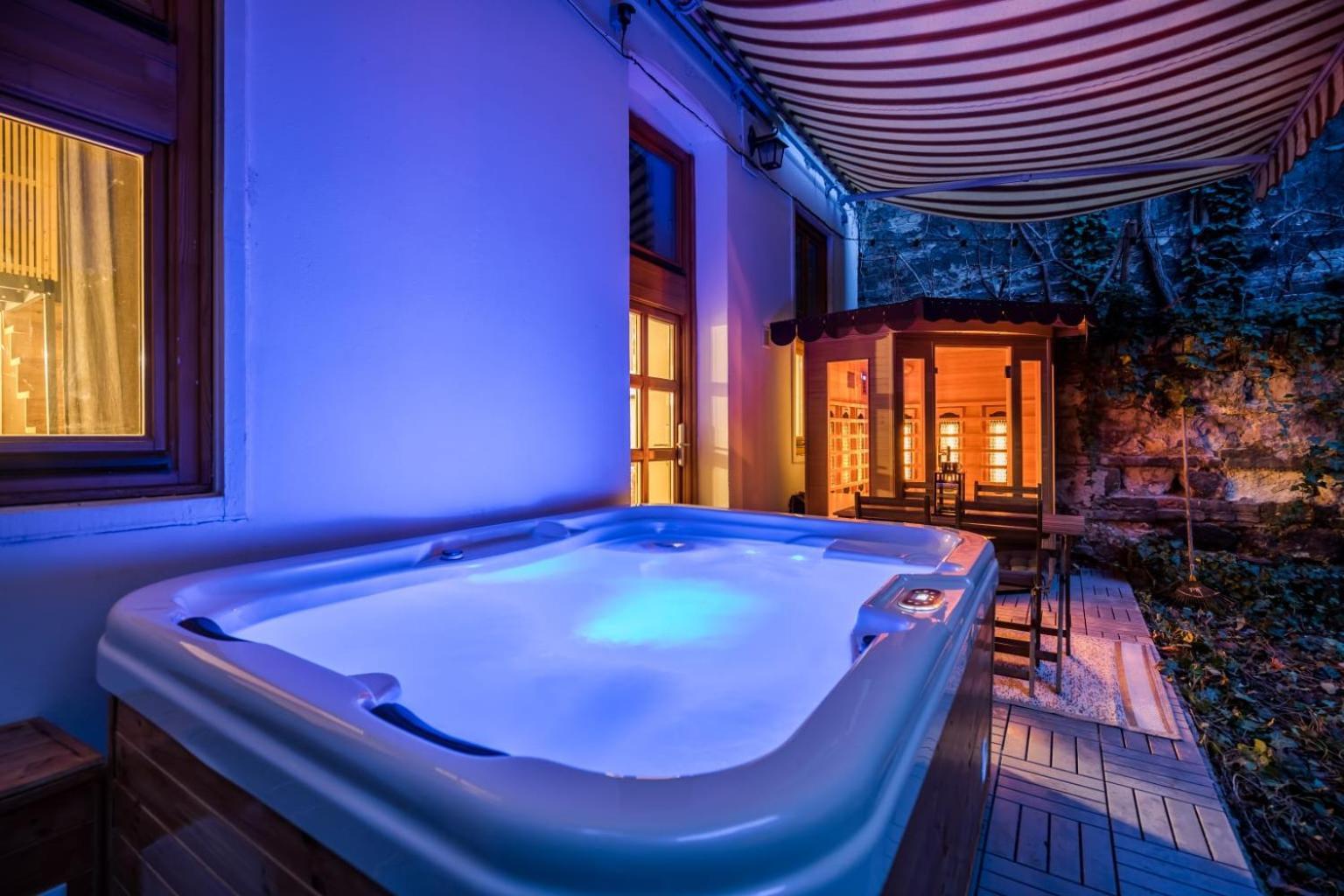 Wellness Wonderland: Garden, Sauna, Jacuzzi In Cbd Budapest Luaran gambar