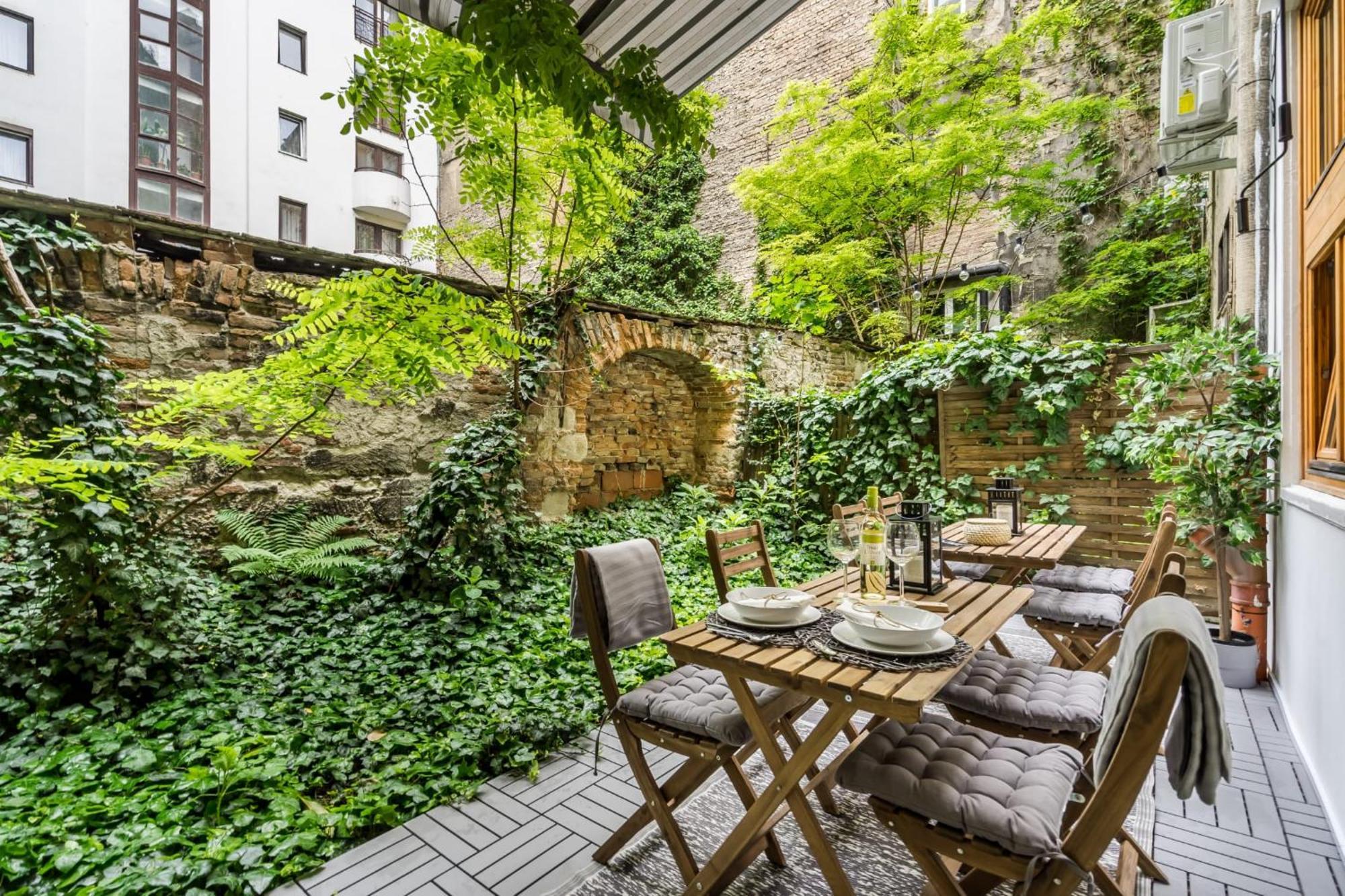 Wellness Wonderland: Garden, Sauna, Jacuzzi In Cbd Budapest Luaran gambar